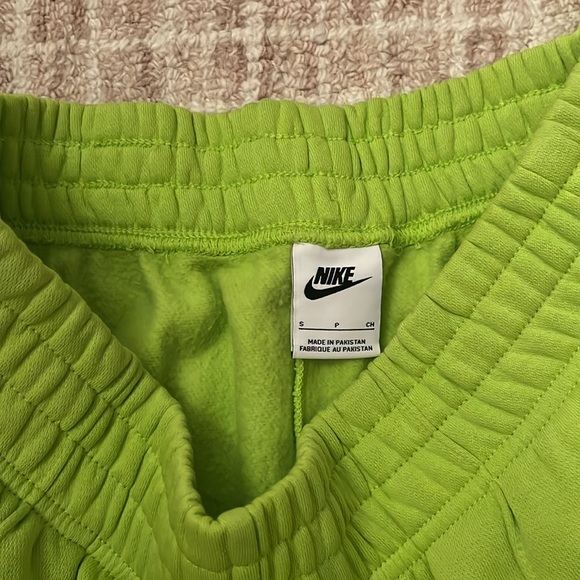 Women’s Nike Sweats - Picture 5 of 6
